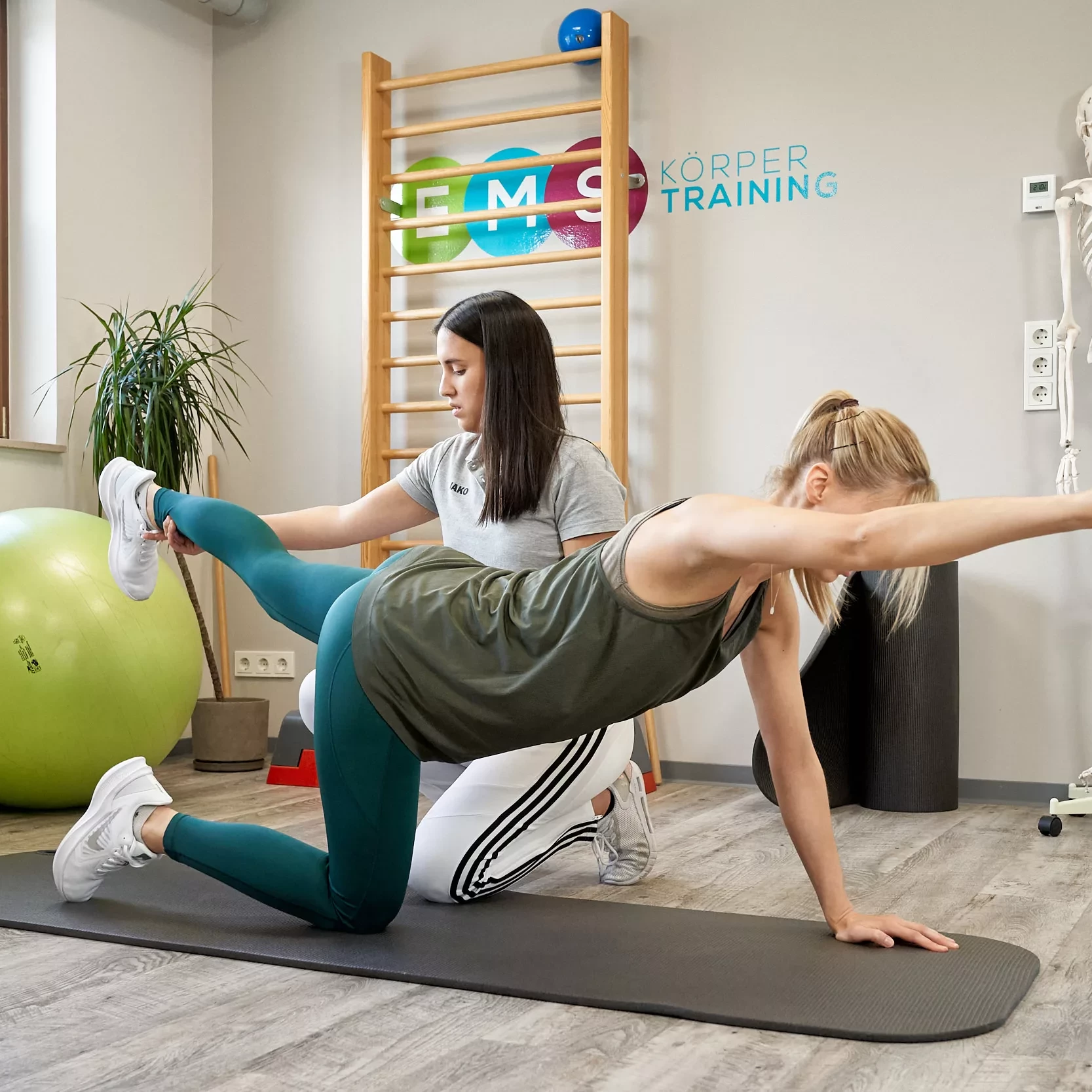Frau wird beim Training von einem Trainer korrigiert