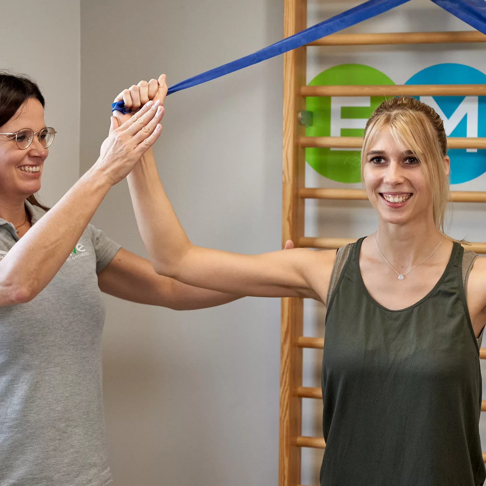 Frau wird beim Training von einem Trainer korrigiert